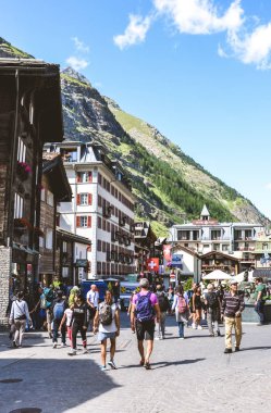 Zermatt, İsviçre - 10 Temmuz 2019: Yaz mevsiminde güzel Alp köyü Zermatt 'ta turistlerle birlikte cadde. Şehir merkezinde insanlar var. İsviçre Alpleri. Seyahat yerleri