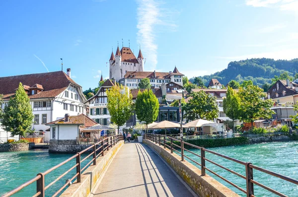Thun, İsviçre - 8 Ağustos 2019 Tarihsel Thun şehrinin inanılmaz manzarası. İsviçre Alplerine yakın bir yerde. Baskın olan ünlü Thun kalesi. Turkuaz Aare Nehri üzerindeki köprü
