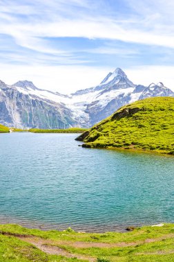 İsviçre Alpleri 'ndeki inanılmaz Bachalpsee gölü ünlü dağ zirveleri Eiger, Jungfrau ve Monch ile fotoğraflandı. Alp gölü ve manzara. Dağlar, dağ sıraları. İsviçre doğası