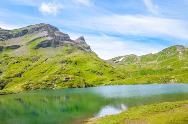 Yaz mevsiminde İsviçre Alplerinde çok güzel Bachalpsee Gölü. Alp gölü ve manzara. Grindelwald 'dan gelen popüler yürüyüş hedefi. İsviçre 'de turistik ilgi