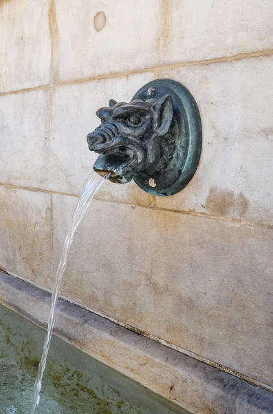 Уличный фонтан в Женеве, Швейцария. Фонтаны с питьевой водой очень распространены в швейцарских городах. Питьевая вода в городе. Вертикальная фотография — стоковое фото