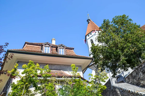Le Stadtkirche Thun et des bâtiments dans le centre historique de Thoune, en Suisse. L'église réformée a une belle tour médiévale et une allée baroque spacieuse. L'attraction touristique suisse — Photo
