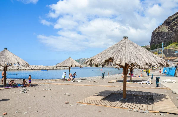 Ribeira Brava, Madeira, Portugal - 9 sep 2019: Zandstrand op Madeira. Ligstoelen en parasols, mensen op het strand aan de Atlantische Oceaan. Zonnige zomerdag — Stockfoto