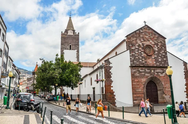 Funchal, Madeira, Portugal - 10 de septiembre de 2019: Calle en el centro histórico de la capital madeira con la catedral dominante de Nuestra Señora de la Asunción. Gente caminando por las calles. Ciudad vieja —  Fotos de Stock