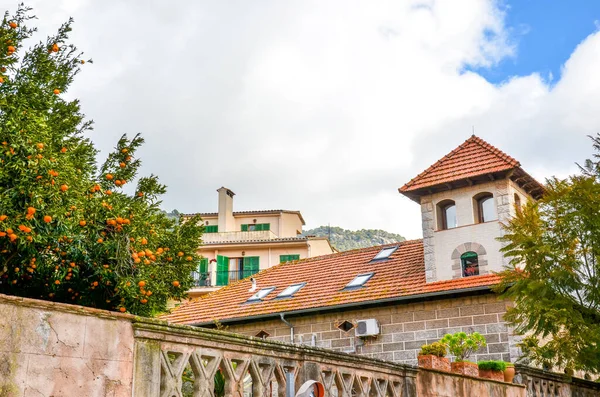 Ruas de bela cidade Valldemossa em Maiorca, Espanha. Prédios históricos e laranjeira num dia nublado. Cidade velha da cidade espanhola. Destinos turísticos — Fotografia de Stock