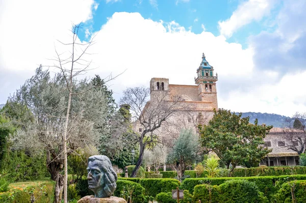 Valldemossa, Mallorca - Jan 19, 2019: Bust of famous Polish composer Frederic Chopin in the courtyard park of the Carthusian Monastery of Valldemossa. Tower of the monastery in the background — Stock Photo, Image