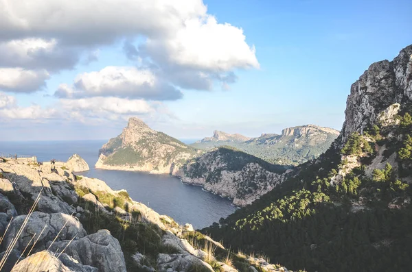 Mirador Es Colomer在西班牙Mallorca的Cap de Formentor的令人惊叹的观点。 地中海的悬崖群。 海边的岩石。 西班牙旅游景点与流行观点 — 图库照片