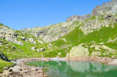 Alpine Lac de Cheserys, Chamonix-Mont-Blanc yakınlarındaki Cheserys Gölü, Fransız Alpleri. Arka planda kayalar olan turkuaz göl. Fransa dağları, Tour du Mont Blanc yolu. Yazın Alpler