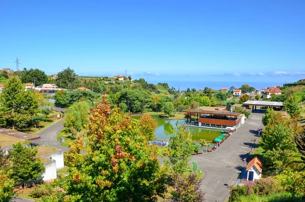Santana, Madeira, Portugal - 24 de septiembre de 2019: Vista del Parque Temático de Madeira. Árboles verdes, lago, casas y senderos para caminar. Centro de exposiciones dedicado a las islas portuguesas —  Fotos de Stock