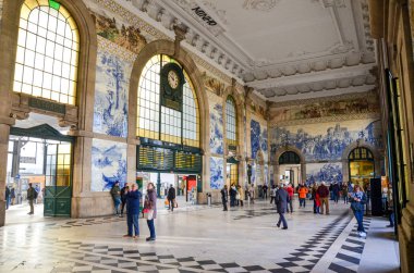 Porto, Portekiz - 10 Ocak 2020 Sao Bento tren istasyonunun içi tipik azulejo fayanslarıyla dolu. Tipik Portekiz fayans işi Azulejos, istasyon Unesco World Heritage Site 'dir. Salondaki insanlar