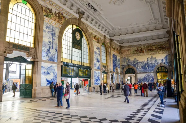 Porto, Portekiz - 10 Ocak 2020 Sao Bento tren istasyonunun içi tipik azulejo fayanslarıyla dolu. Tipik Portekiz fayans işi Azulejos, istasyon Unesco World Heritage Site 'dir. Salondaki insanlar