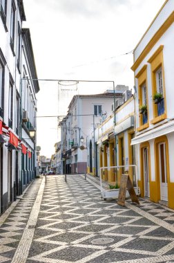 Ponta Delgada, Azores, Portekiz - 12 Ocak 2020: Portekiz 'in tarihi merkezinde bar ve restoranları olan boş cadde. Renkli cepheler, geleneksel evler, kaldırımlı sokaklar.