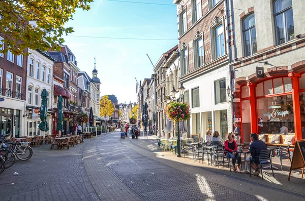 Venlo, Limbourg, Pays-Bas - 13 octobre 2018 : Rue avec cafés, restaurants et bars dans le centre historique de la ville néerlandaise. Les gens marchant dans la rue et assis dans les jardins extérieurs — Photo