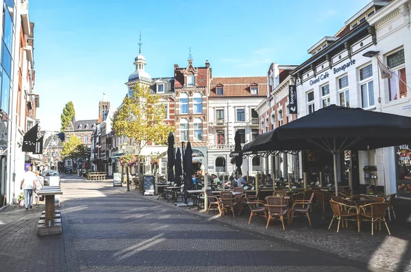 Venlo, Limbourg, Pays-Bas - 13 octobre 2018 : Rue avec cafés, restaurants et bars dans le centre historique de la ville néerlandaise. Les gens marchant dans la rue et assis dans les jardins extérieurs — Photo