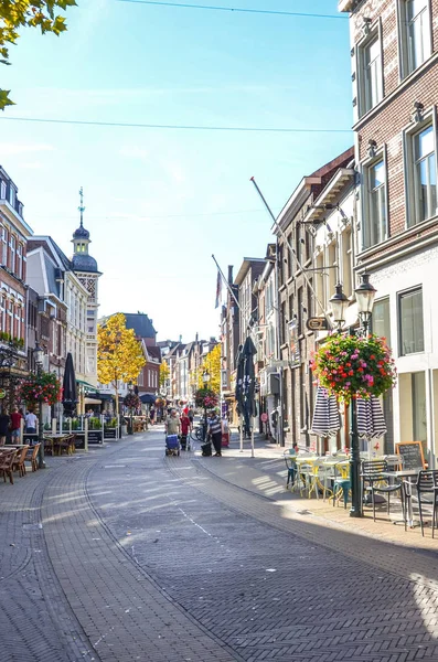Venlo, Limbourg, Pays-Bas - 13 octobre 2018 : Rue avec cafés, restaurants et bars dans le centre historique de la ville néerlandaise. Des gens marchant dans la rue. Photo verticale — Photo