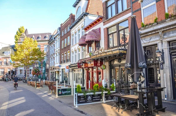 Venlo, Limburg, Hollandia - 2018. október 13.: Street with cafes, restaurants, and bars in the historical center of the Dutch city. Hagyományos holland téglaházak — Stock Fotó