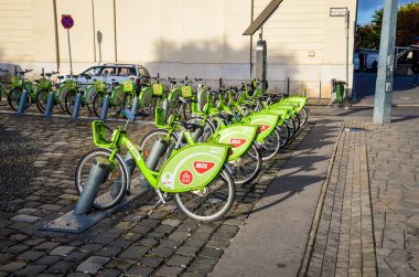 Budapeşte, Macaristan - 6 Kasım 2019: Macaristan 'ın başkentinde kiralık açık yeşil motosikletler. Bisiklet paylaşımı. Çevre dostu ulaşım araçları. Şehirlerde ekolojik ölçü. Bisikletler