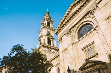 Budapeşte, Macaristan 'daki Aziz Stephen Bazilikası' nın üzerinde mavi gökyüzü olan kulesi. Neoklasik mimarinin tarihi örneği. Macar başkentinin merkezindeki turistik bölge.