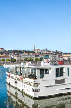 Budapeşte, Macaristan - 6 Kasım 2019: Macaristan 'ın başkentindeki Tuna Nehri üzerindeki büyük bir turist yolcu gemisinin bir parçası. Buda Kalesi kompleksine sahip tarihi merkez ve uzak arkaplanda Matthias Kilisesi.