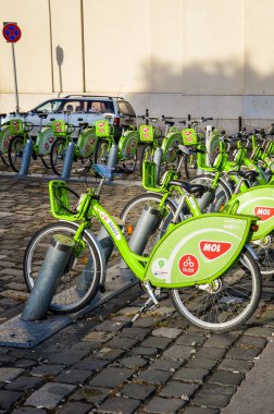 Budapeşte, Macaristan - 6 Kasım 2019: Macaristan 'ın başkentinde kiralık açık yeşil motosikletler. Bisiklet paylaşımı. Çevre dostu ulaşım araçları. Şehirlerdeki ekolojik ölçümler. Dikey fotoğraf.
