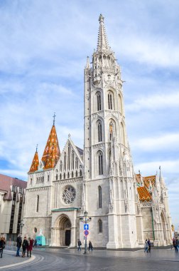 Budapeşte, Macaristan - 6 Kasım 2019: Budapeşte, Macaristan 'daki Matthias Kilisesi' nin kalesi. Roma Katolik kilisesi Gotik tarzda inşa edildi. İnsanlar etrafı geziyor..