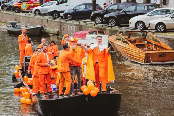 Amszterdam Hollandia 2019 Április Partyhajók Csatornán Nemzeti Narancs Színben Öltözött Stock Fotó