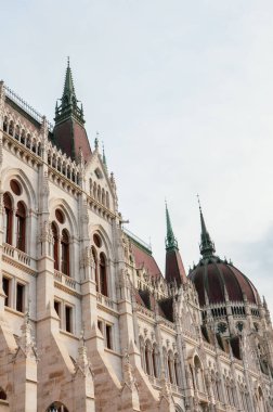 Macaristan 'ın Budapeşte kentinde Macaristan Parlamentosu' nun inşası. Ulusal Meclis 'in merkezi. Neo-gotik tarzda yapılmış bir ev. Binanın üzerinde gün batımı ışığı parlıyor. Macar konsepti.