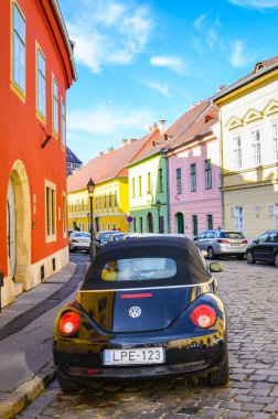 Budapeşte, Macaristan - 6 Kasım 2019: Tarihi merkezde renkli evleri olan güzel tarihi cadde. Arabaları kaldırım kenarına park ettim. Macar başkentinin eski bir kasabası. Renkli cepheler.