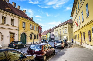 Budapeşte, Macaristan - 6 Kasım 2019: Tarihi merkezde renkli evleri olan güzel tarihi cadde. Arabaları kaldırım kenarına park ettim. Macar başkentinin eski bir kasabası. Yatay fotoğraf.