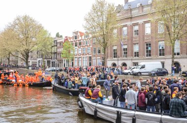 Amsterdam, Hollanda - 27 Nisan 2019: Hollanda Kralı Willem-Alexander 'ın doğum günü olan Koningsdag, Krallar Günü' nü kutlarken ulusal turuncu renkli parti teknelerinde insanlar.
