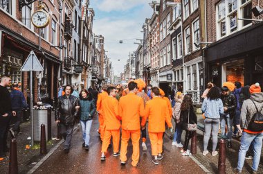 Amsterdam, Hollanda - 27 Nisan 2019: Hollanda Kralı Willem-Alexander 'ın doğum günü olan Koningsdag, Krallar Günü' nü kutlarken ulusal turuncu renkte giyinmiş gençler. Sokak kutlaması.