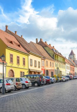 Budapeşte, Macaristan - 6 Kasım 2019: Fortuna caddesindeki Fortuna utca 'daki güzel tarihi binalar. Macar başkentinin eski bir kasabası.