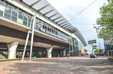 Amsterdam, Hollanda - 27 Nisan 2019: Ajax Johan Cruijff Arena 'ya yakın Amsterdam Bijlmer Metro İstasyonu' nun dışı. Şehir ulaşımı. Hollanda 'nın başkentinde sokak.