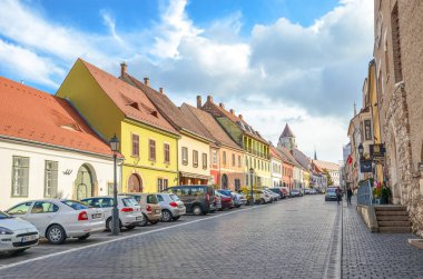 Budapeşte, Macaristan - 6 Kasım 2019: Fortuna caddesindeki Fortuna utca 'daki güzel tarihi binalar. Macar başkentinin eski bir kasabası. Yatay fotoğraf.