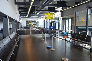 Charleroi, Brüksel, Belçika - 17 Mart 2020: Belçika havaalanındaki boş havaalanı. İnsansız bir kapı. Coronavirüs salgınından dolayı seyahat kısıtlaması. COVID-19 kapatıldı. Uçuşlar iptal edildi.