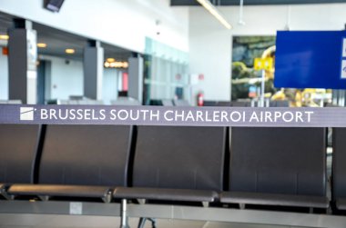 Charleroi, Belçika - 17 Mart 2020: Belçika havaalanı boş terminal. İşarete odaklan, arka plan bulanık. Coronavirüs salgınından dolayı seyahat kısıtlaması. COVID-19 kapatıldı. Uçuşlar iptal edildi.