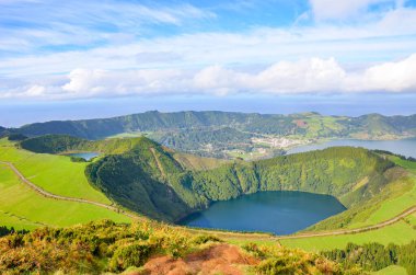 Viewpoint Miradouro da Boca do Inferno in Sao Miguel Adası, Azores, Portekiz. Yeşil alanlar ve ormanlarla çevrili muhteşem krater gölleri. Güzel Portekiz manzarası. Turizm beldesi.