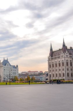 Budapeşte, Macaristan - 6 Kasım 2019: Macaristan Parlamentosu 'nun Orszaghaz binasıyla birlikte Kossuth Meydanı' nı boşaltın. Arka planda tarihi binalar var. Dikey fotoğraf.