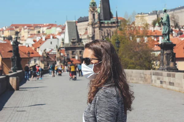 Młoda Kobieta Okularach Przeciwsłonecznych Masce Medycznej Fotografowana Moście Karola Pradze — Zdjęcie stockowe