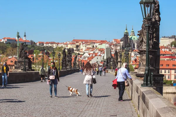 Praga Czechy Kwietnia 2020 Osoby Noszące Medyczne Maski Moście Karola — Zdjęcie stockowe