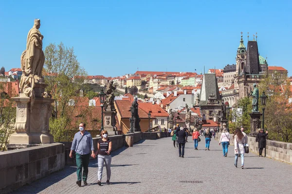 Praga República Checa Abril 2020 Personas Caminando Por Puente Carlos — Foto de Stock