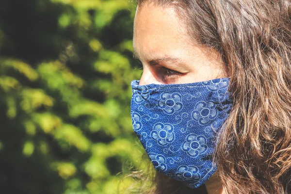 Jeune Femme Caucasienne Extérieur Avec Masque Tissu Bleu Pendant Pandémie — Photo