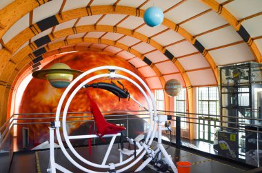 Plzen, Çek Cumhuriyeti - 28 Ekim 2019: Techmania Bilim Merkezi 'ndeki 3D Planetaryum' da jiroskop cihazı. Sergi, insanları astronomi ve onun ilkelerini oyunlar yoluyla eğitmek için düzenlendi. Gezegenlerin modelleri.