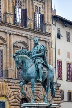 Floransa, Toskana, İtalya - 1 Nisan 2018 Piazza della Signoria Meydanı 'ndaki I. Cosimo' nun bronz binicilik heykeli. Arka planda tarihi binalar var. Dikey fotoğraf.