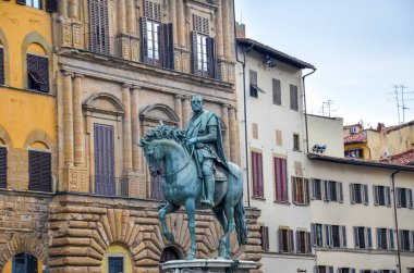 Floransa, Toskana, İtalya - 1 Nisan 2018 Piazza della Signoria Meydanı 'ndaki I. Cosimo' nun bronz binicilik heykeli. Arka planda tarihi binalar var. Yatay fotoğraf.