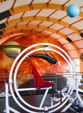 Plzen, Çek Cumhuriyeti - 28 Ekim 2019: Techmania Bilim Merkezi 'ndeki 3D Planetaryum' da jiroskop cihazı. Sergi, insanları astronomi ve onun ilkelerini oyunlar yoluyla eğitmek için düzenlendi. Gezegenlerin modelleri.