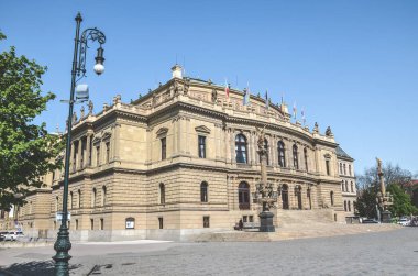 Prag, Çek Cumhuriyeti - 23 Nisan 2020: Rudolfinum 'un tarihi neo-rönesans tarzı binası, konser salonu ve Çek Filarmoni Orkestrası' nın evi. Yatay fotoğraf.
