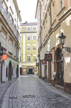 Prag, Çek Cumhuriyeti - 23 Nisan 2020: Çek başkentinin tarihi merkezinde boş bir cadde. Coronavirüs salgını nedeniyle kapalı dükkanlar ve restoranlar. Boş şehir, COVID-19 salgını.