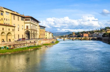 İtalya 'nın güzel Floransa, Toskana şehri ünlü Ponte Vecchio Köprüsü' nden fotoğraflandı. Arno nehri boyunca uzanan Galleria degli Uffizi de dahil olmak üzere tarihi binalar. Yatay fotoğraf.