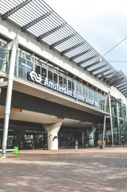 Amsterdam, Hollanda - 27 Nisan 2019: Ajax Johan Cruijff Arena 'ya yakın Amsterdam Bijlmer Metro İstasyonu' nun dışı. Şehir ulaşımı. Hollanda 'nın başkentinde bir sokak. Dikey fotoğraf.